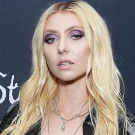 Taylor Momsen Goes Topless and Rocks NSFW Pasties at New。